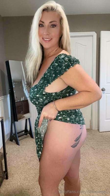 🍑 Thursdays are for some anal play!🍑Want to see me play with..