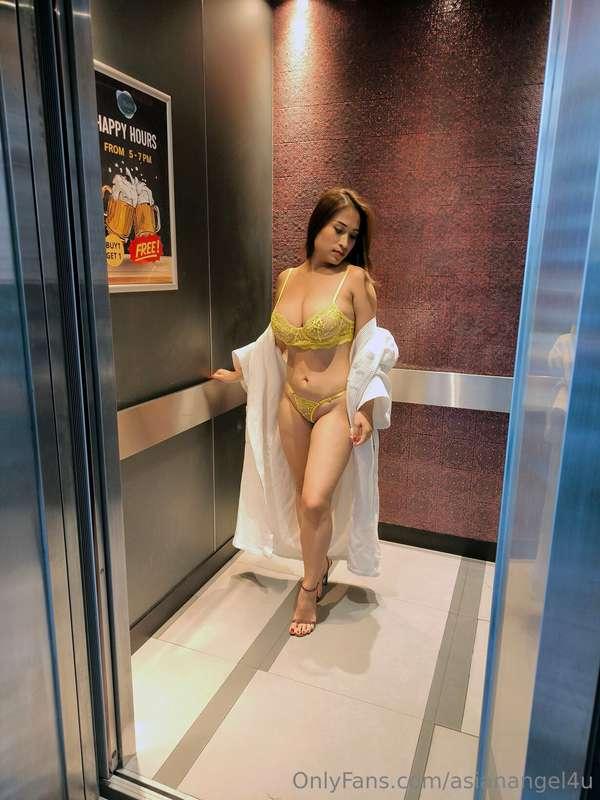 Should we go up or down in the hotel elevator? ↕️