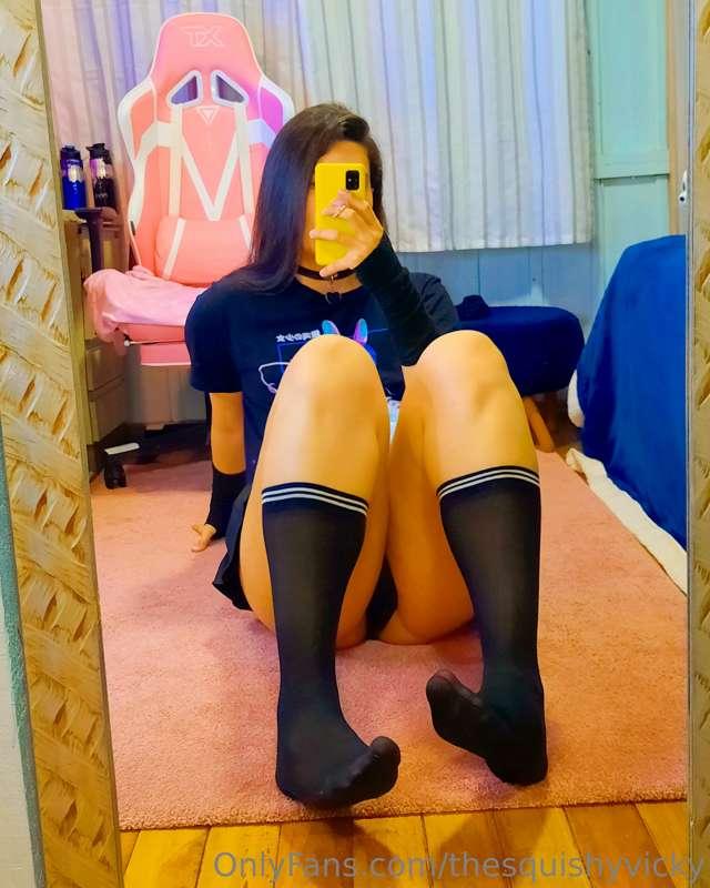 Thighs too thick :3