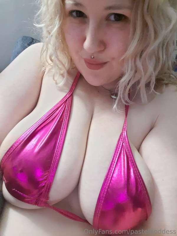 betas only get to see my boobs in tiny bikinis 🤭