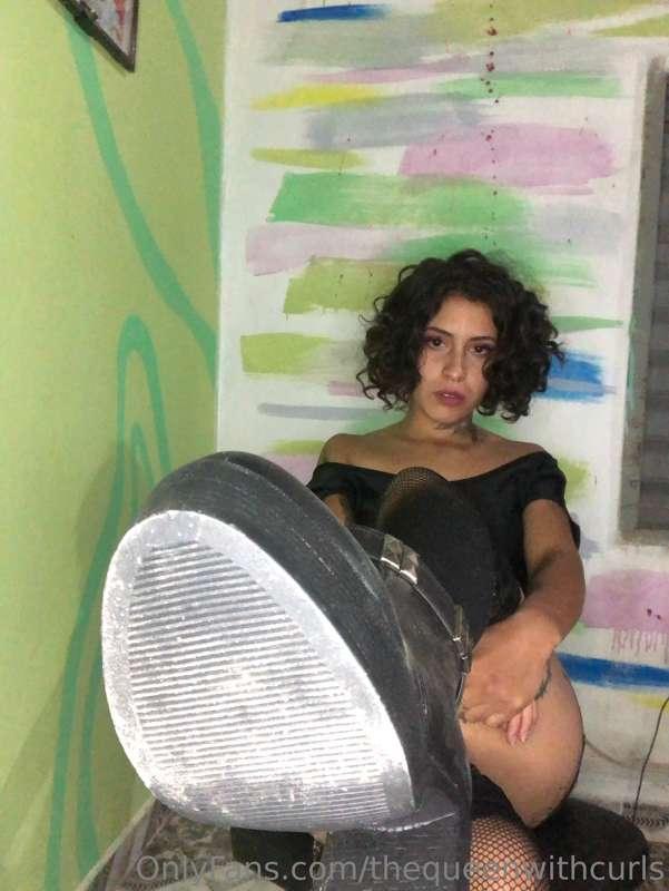I want to step on you😈😈