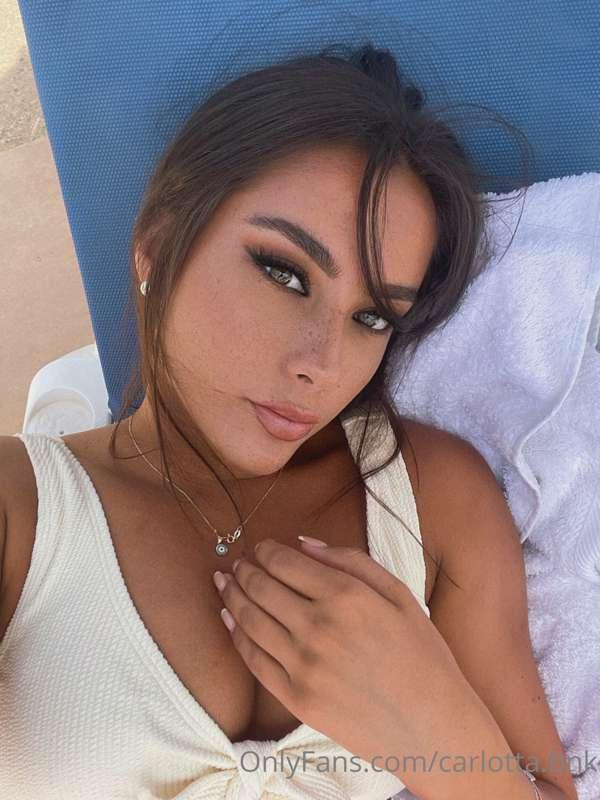 Want to see my tan lines? Might reveal more later 😜💗