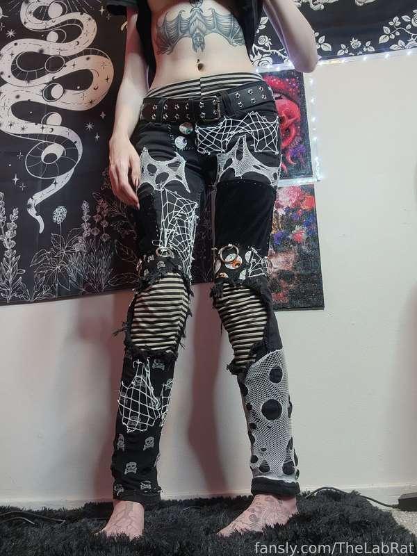 🖤🖤🖤

#FYP #SFW #goth #punk #alt #petite #fyp #fishnets