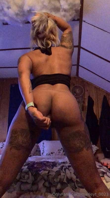 Wanna see me squirt fingering my pussy an dildo in my ass 🤤 ..