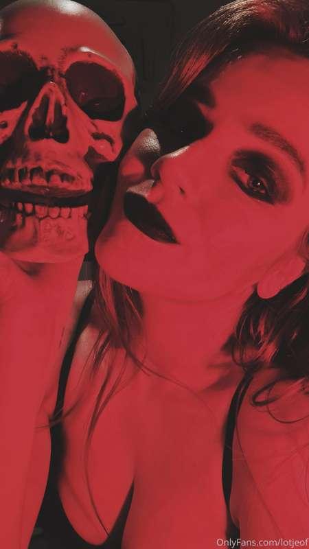 I'll love you even after death ❤💀
I like horror and lewd stu..