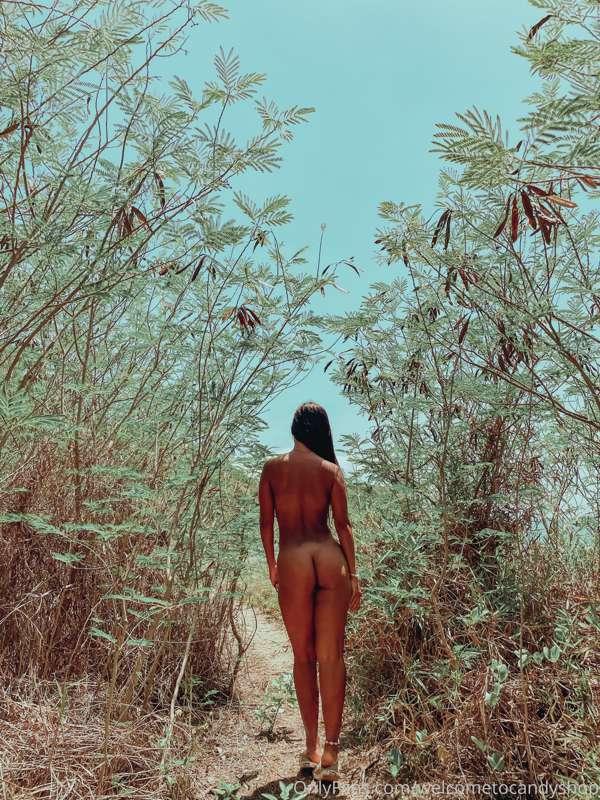 Walking in the jungle like jungle girl 🥥🍑