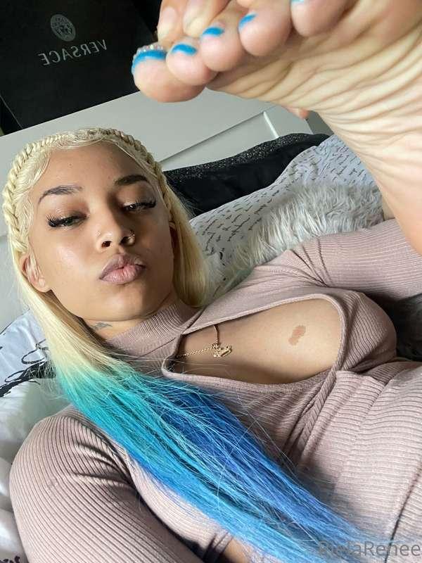 FEET PICS & CONTENT 
DM ME FOR CUSTOMIZED CONTENT 👣