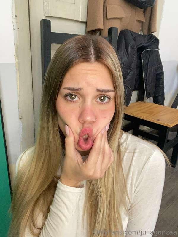 Would you give me a kiss? ¿Me darias un besito?