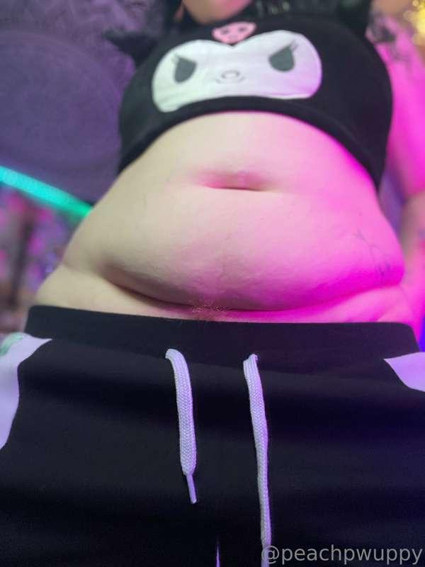 Lil peak of the bush 😋 do you prefer shaven, bush, or landin..