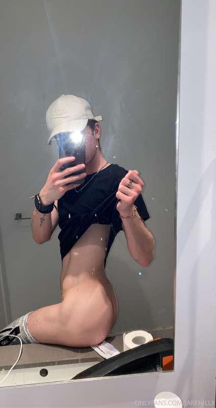 here’s some ass for your friday😏 🍑