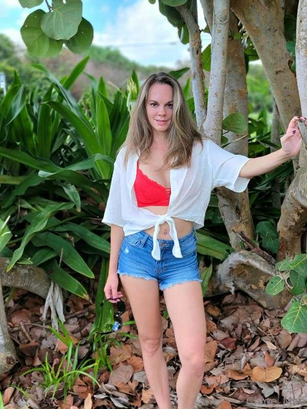 Sun, denim, and a dangerous smile. Come closer. ☀️💋