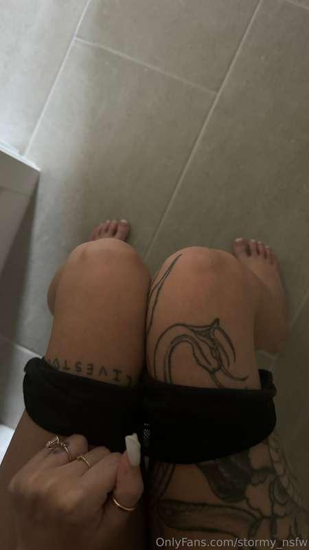Some feet pics while i tinkle