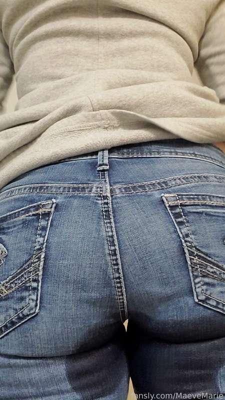 3rd pee today. This time I had some fun with it 😈 (2:06 video posted)

#omorashi #pee #peeing #urinate #peefetish