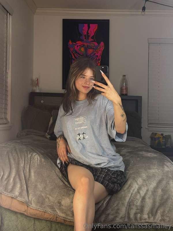 Swipe to see me randomly work on my flexibility 😅