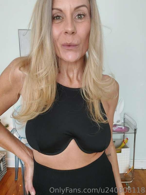 Really sexy in all black...strip tease/modeling videos watch..