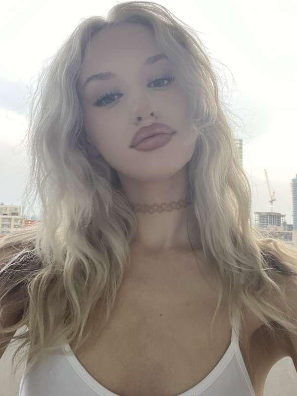 messy hair selfi