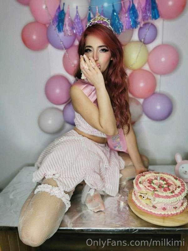 Time to eat that cake. Do you wants some? 😏