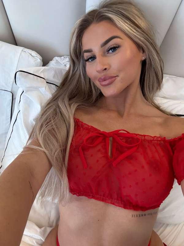 Don't you love it when I show you a little extra🤭💋