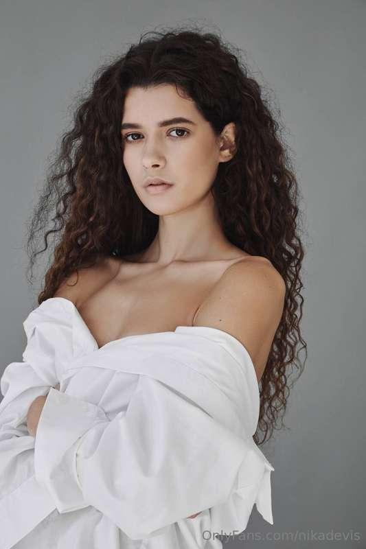 The female clavicle is one of the most graceful and elegant ..
