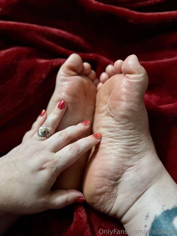 I’m in need(want) of a good pedicure but omg look at them fe..