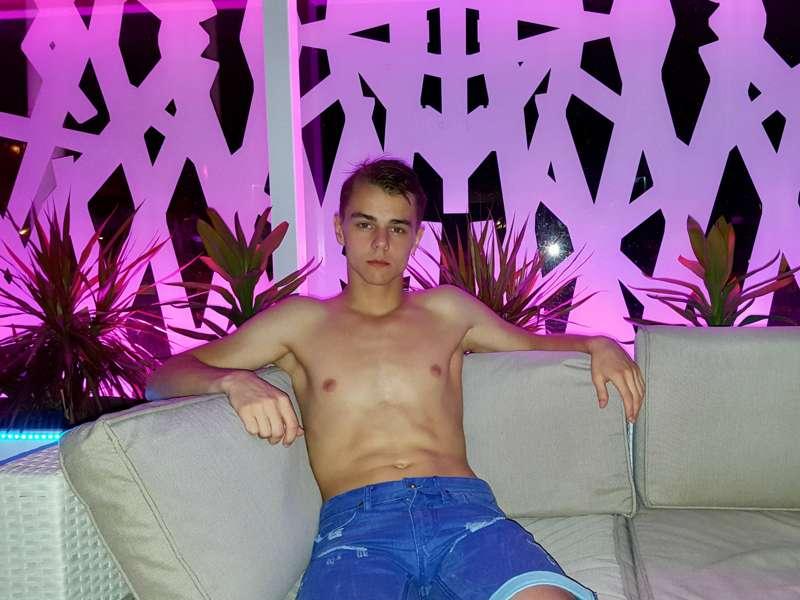 At the beach restaurant 🏖