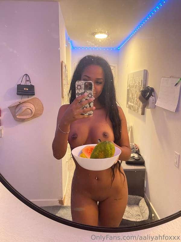Good morning 💖 fun fact my favorite fruit is papaya 😍💋