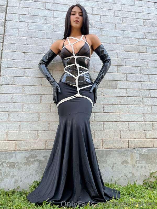 Morticia Adams Cosplay 🖤💀 Cara Mia - 11 photos to pick your ..