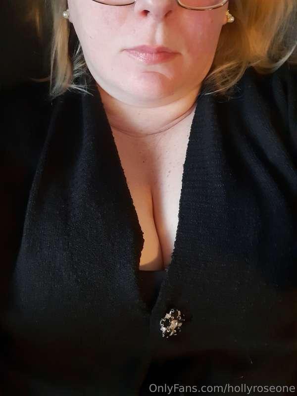 Ooooh what is hiding under the cardigan....😊🍒