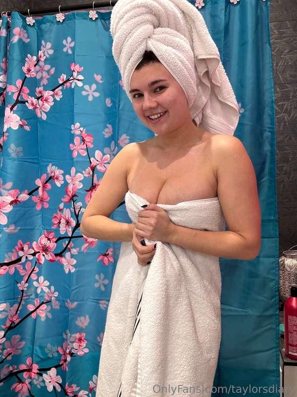 do you want me to accidentally drop the towel? 💦