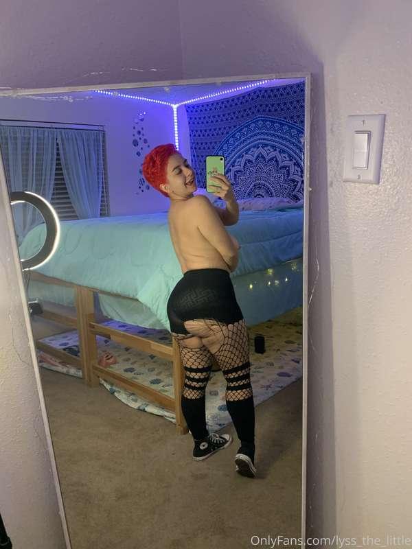 My tights ripped but my ass is cute ☺️