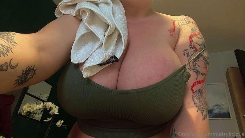 Fresh outta shower 🚿 🧖🏼‍♀️
