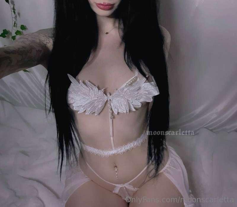 i can be your angel or your slutty little devil 🖤