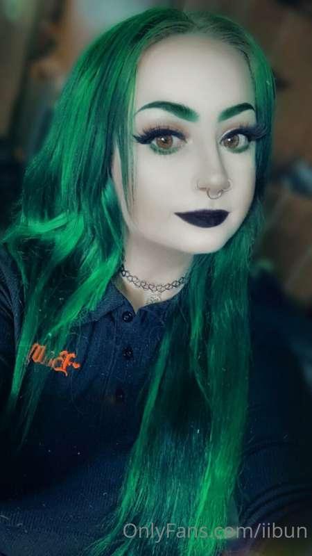 Wanted to show off my new shirt😋🖤