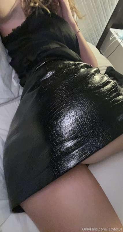 went commando out to dinner tonight 😈 don’t miss the vid bab..