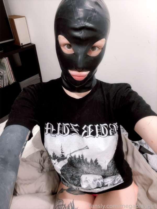 Not a fan of how this hood fits, who’s gonna tip for a new one with custom measurements? 
#latex #egirl #fetish #bondage 