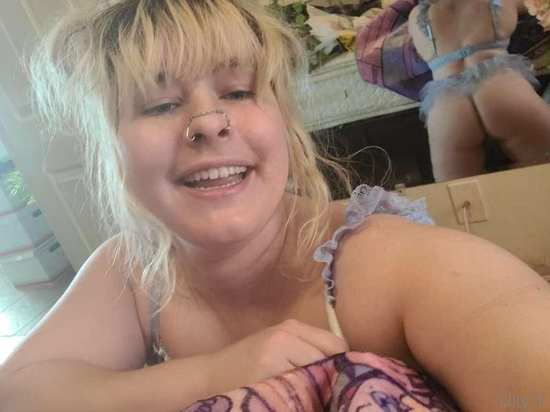 A lil booty in da back🩵🪞💦💛