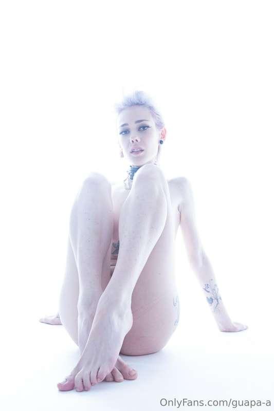 • 𝓘‘𝓶 𝓬𝓾𝓻𝓲𝓸𝓾𝓼 • Which part of my body do you like more❓😘 👉🏻 ..