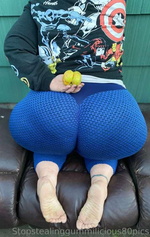 The apple matches my butt in these yogas