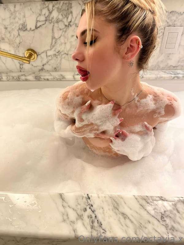 🛁🧼💕Just taking a relaxing bath with some soap foam😉 I love h..