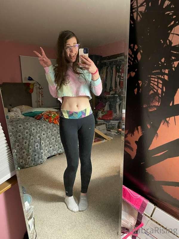 New crop top hoodie and a hella nice ass, checking in for du..