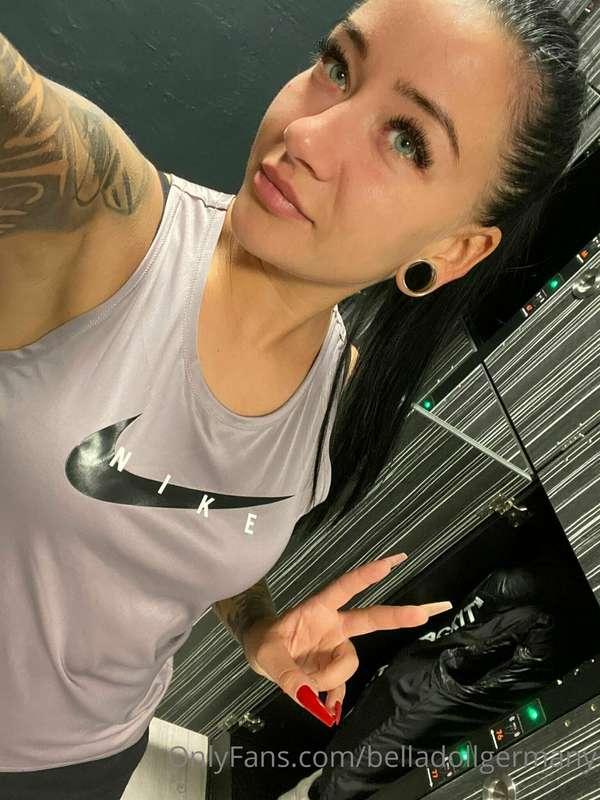 Friday evening and I´m home alone after the gym... thinking ..