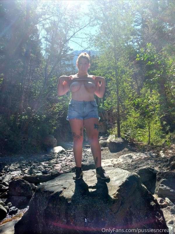 Nothing quite like titties in the woods😋