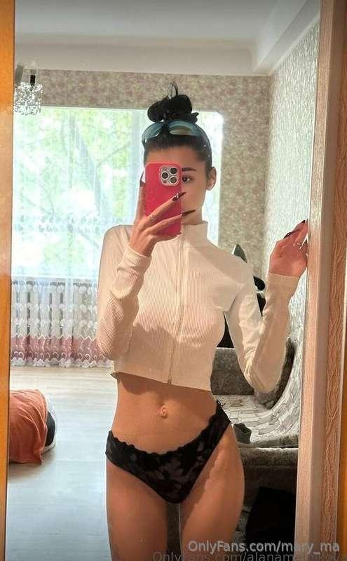 Wow! Just look at this gorgeous petite girl 🥵🥵 She wants att..