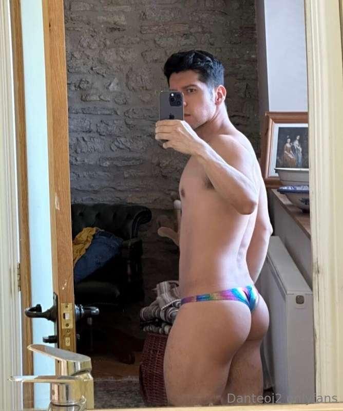 Lick this juicy ass🍑