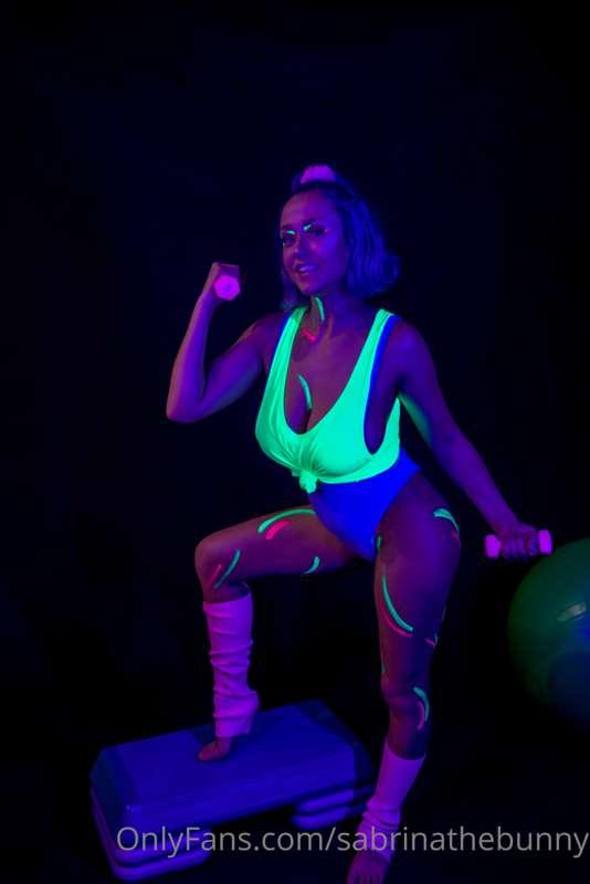Lets have a neon ight workout session together baby!😘