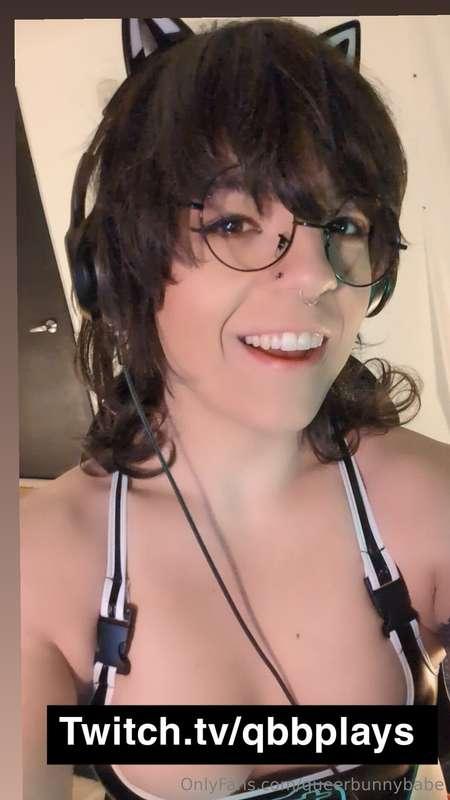 Slight delay to camshow but hang with me on twitch beforehan..
