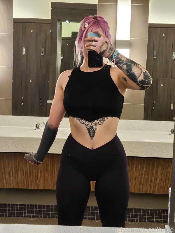 I'm all red 👉👈 

#fyp#alt#gym#fit#leggings#thighs#curvygirl#tattoos