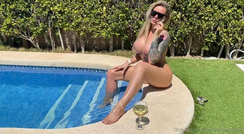 Smoking by the pool. Clip coming to your inboxes soon 🚬