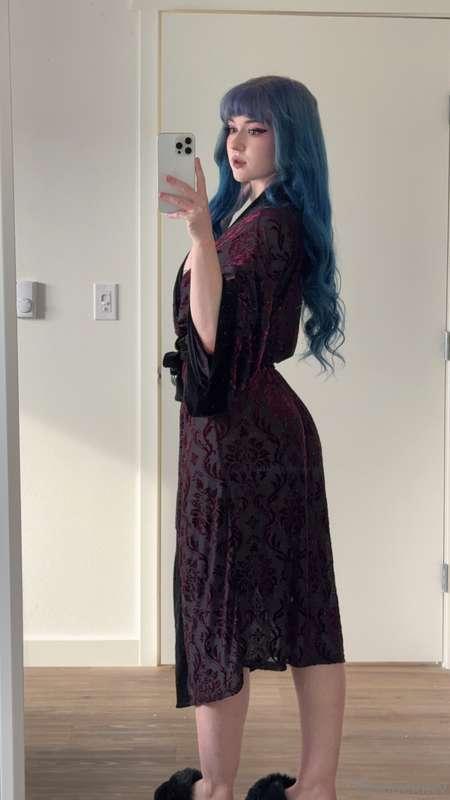 Do you like my robe? Swipe to see what’s underneath 🥰