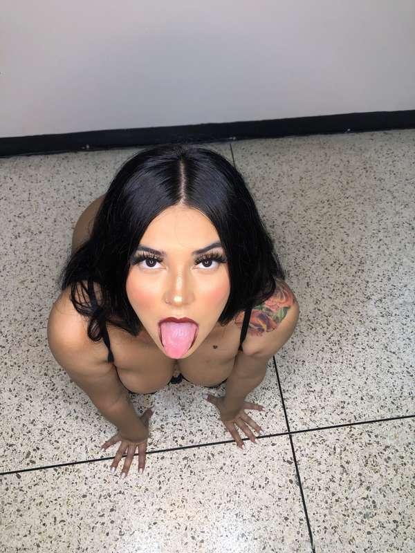 Esta perrita esta deseando que se la echen en la boquita💦🍼